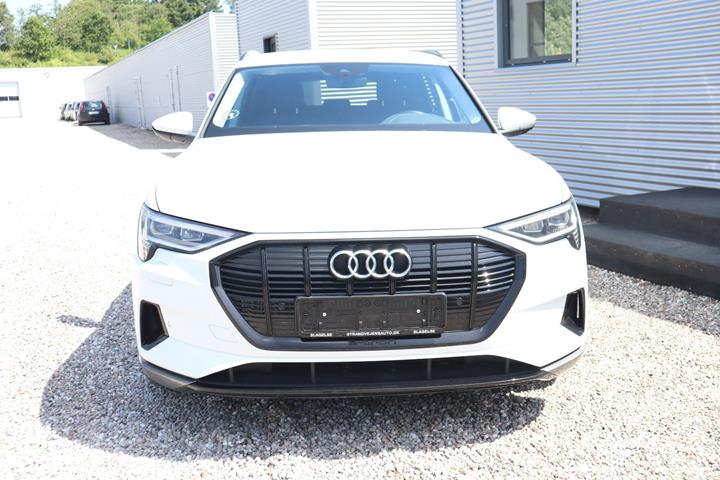 Hvid Audi e-tron fra 2021