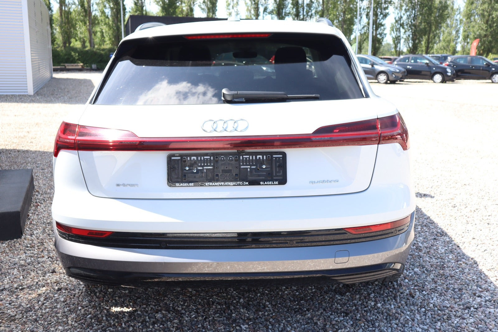 Hvid Audi e-tron fra 2021