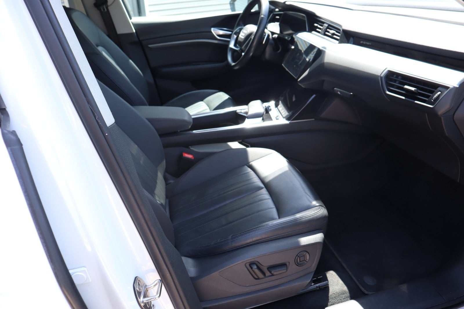 Hvid Audi e-tron fra 2021