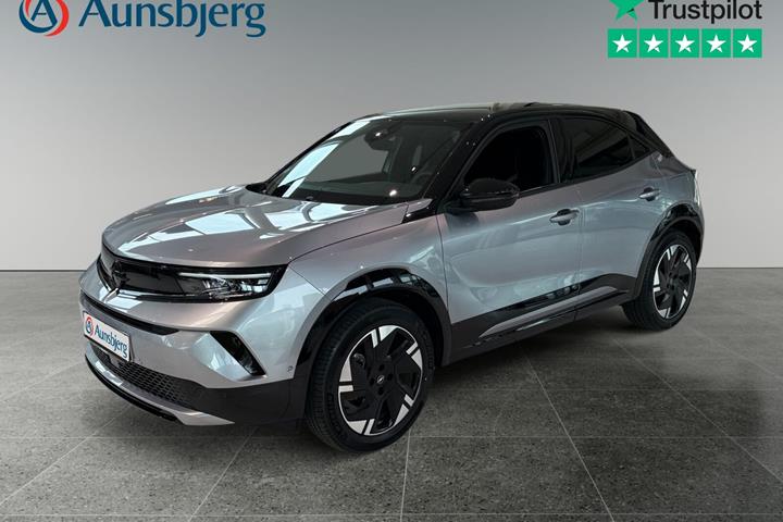 Grå Opel Mokka-e fra 2025 set udefra