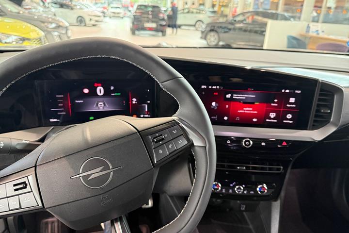 Grå Opel Mokka-e fra 2025
