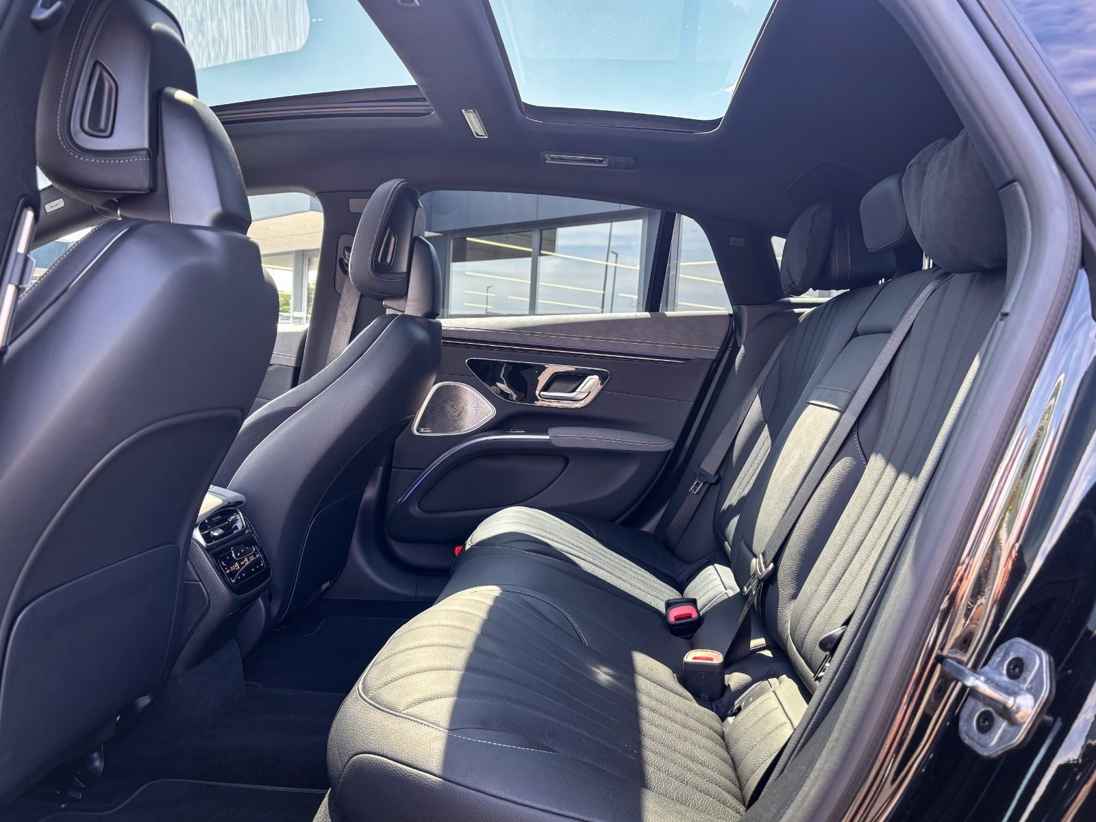 Sort Mercedes EQS580 fra 2022