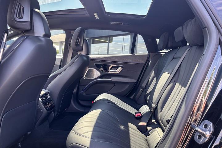 Sort Mercedes EQS580 fra 2022