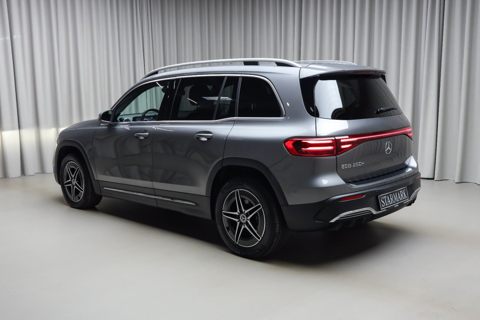 Grå Mercedes EQB250+ fra 2025