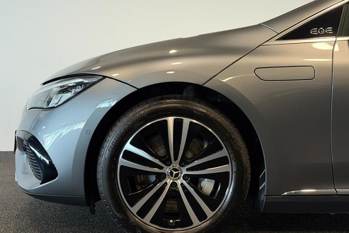 Grå Mercedes EQE300 fra 2025