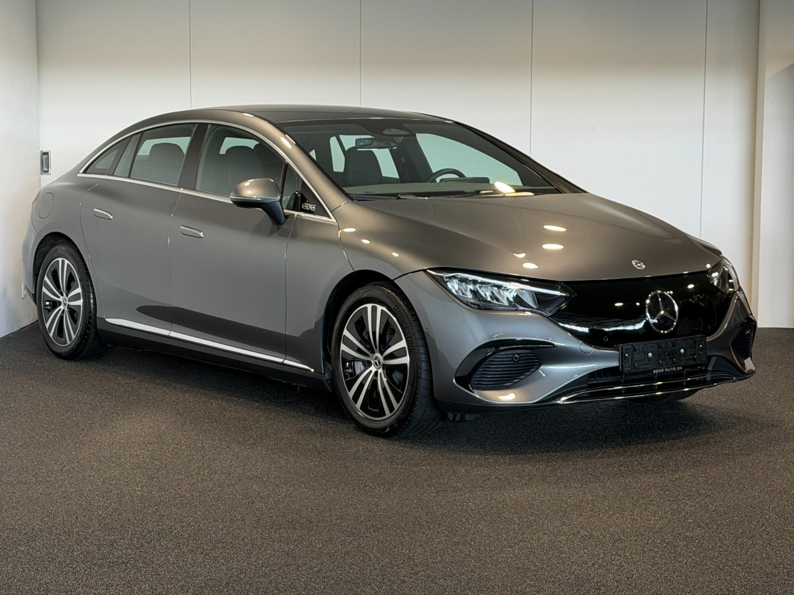 Grå Mercedes EQE300 fra 2025