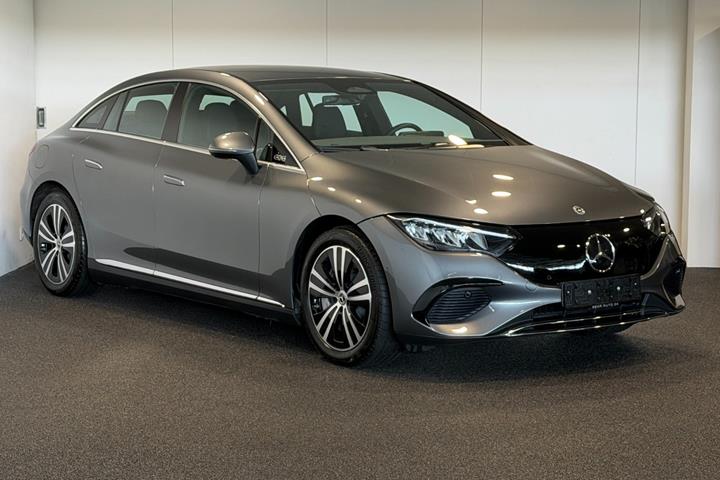 Grå Mercedes EQE300 fra 2025