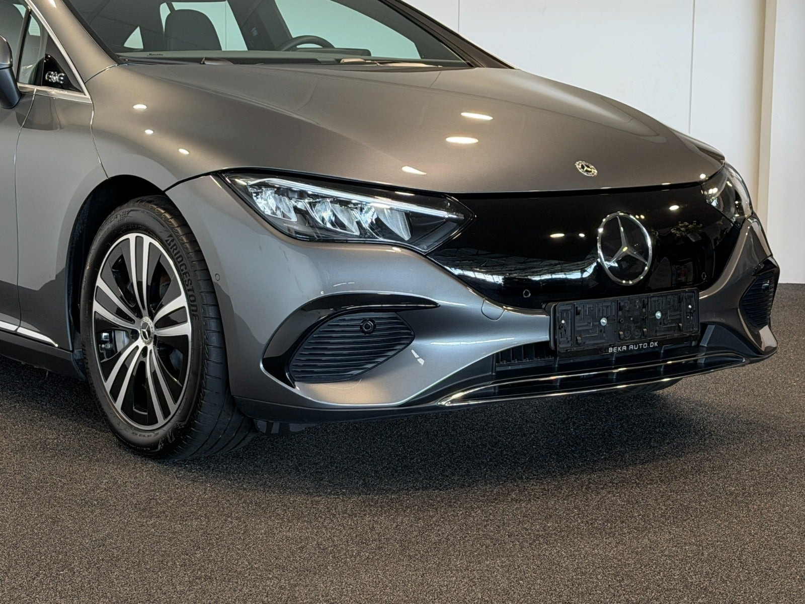 Grå Mercedes EQE300 fra 2025