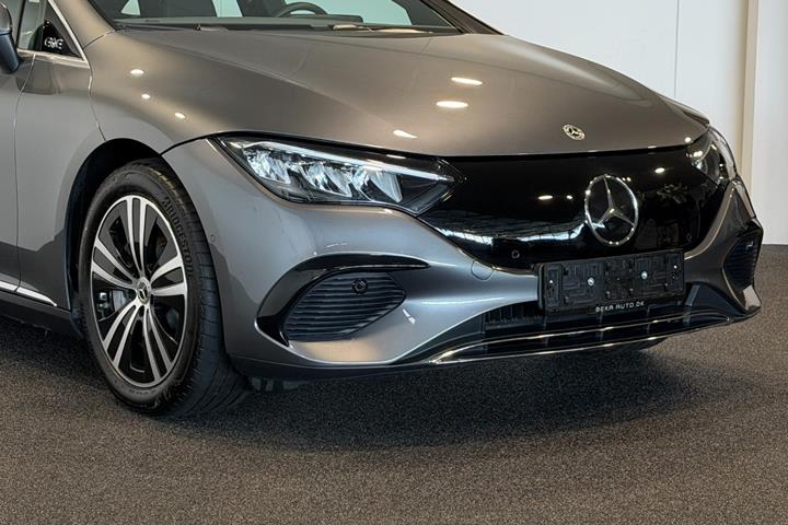 Grå Mercedes EQE300 fra 2025