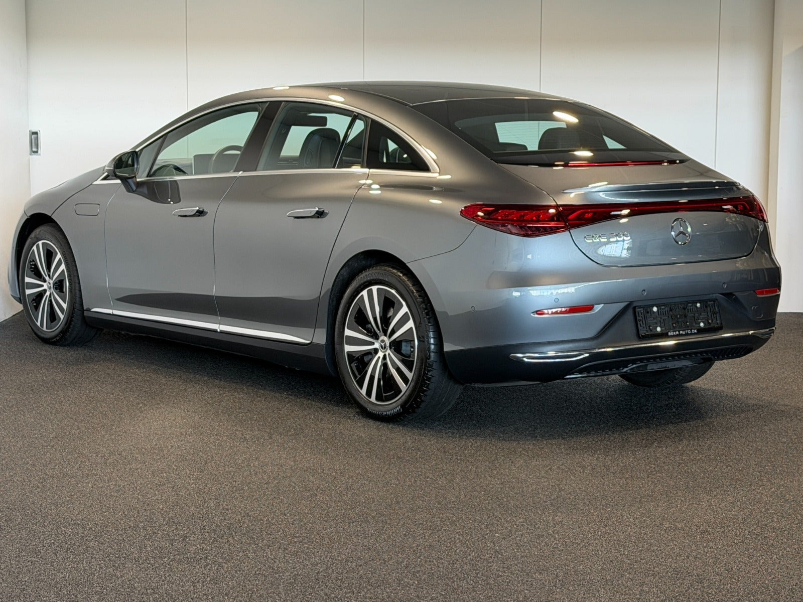 Grå Mercedes EQE300 fra 2025