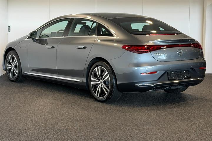 Grå Mercedes EQE300 fra 2025