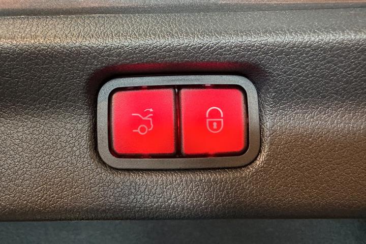 Grå Mercedes EQE300 fra 2025