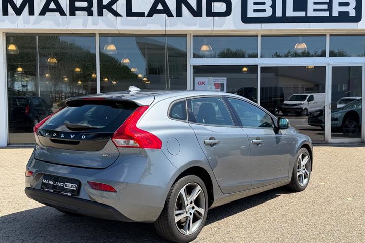Grå Volvo V40 fra 2018