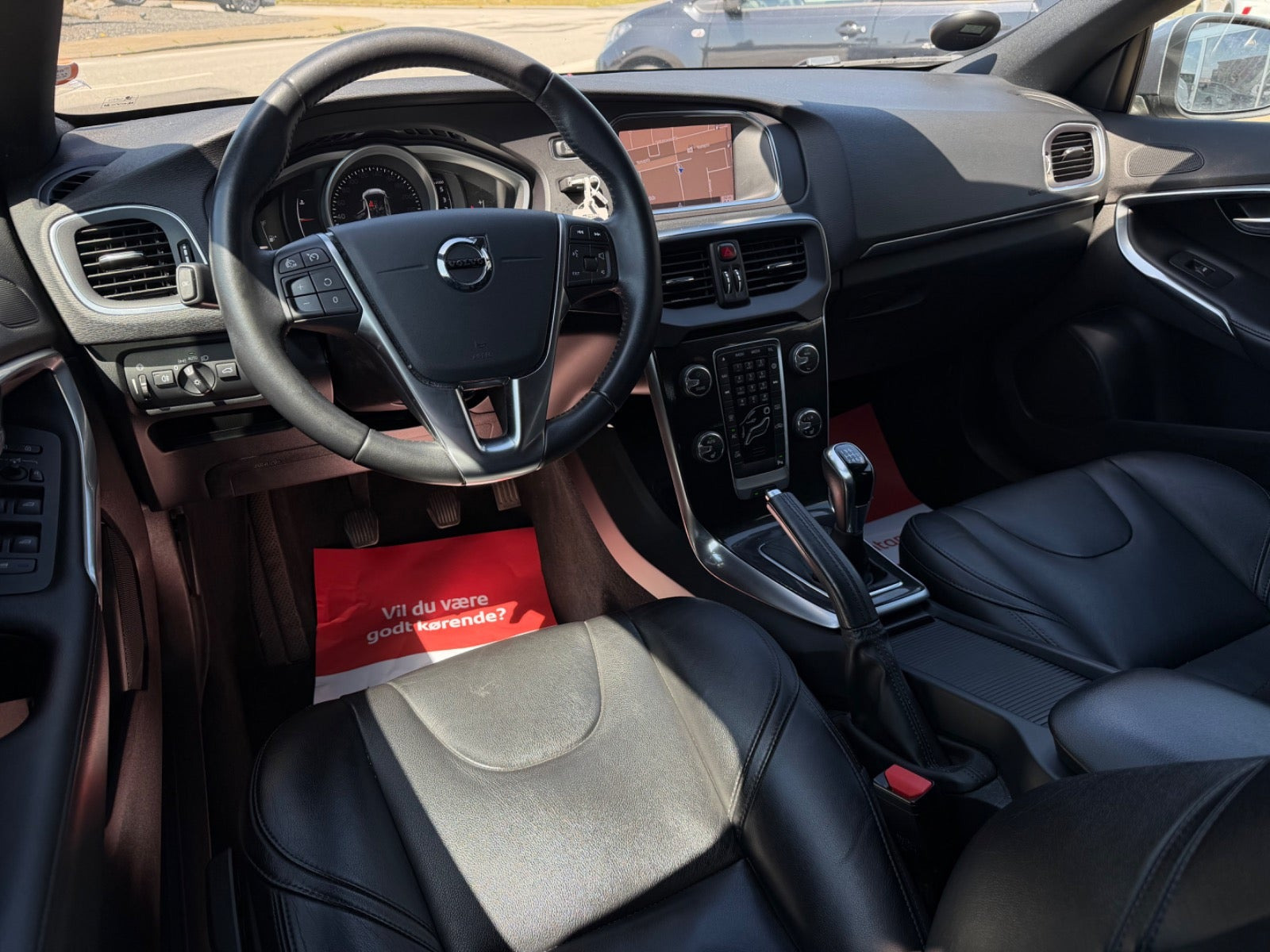 Grå Volvo V40 fra 2018