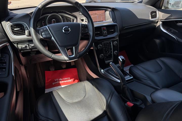 Grå Volvo V40 fra 2018