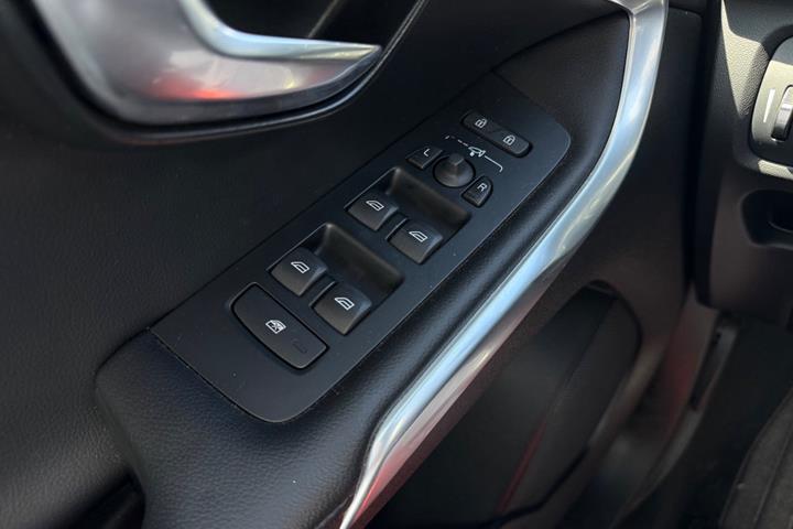 Grå Volvo V40 fra 2018