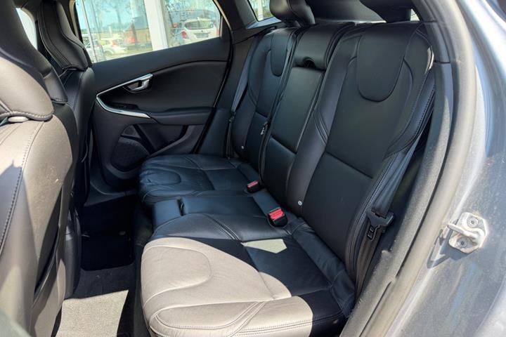 Grå Volvo V40 fra 2018