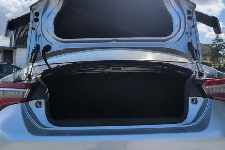 Grå Toyota GT86 fra 2018