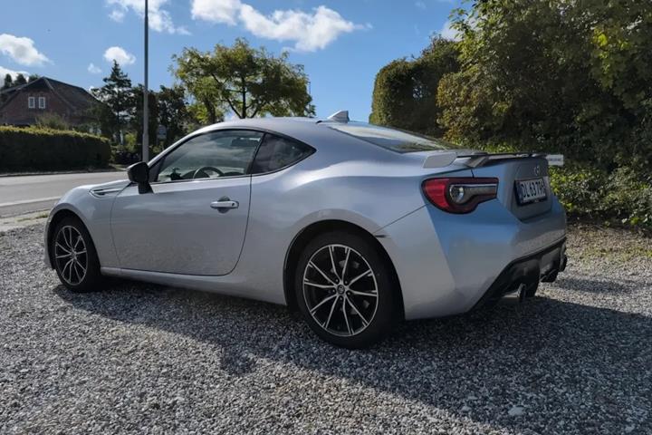 Grå Toyota GT86 fra 2018