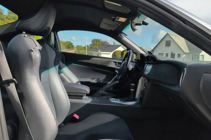Grå Toyota GT86 fra 2018