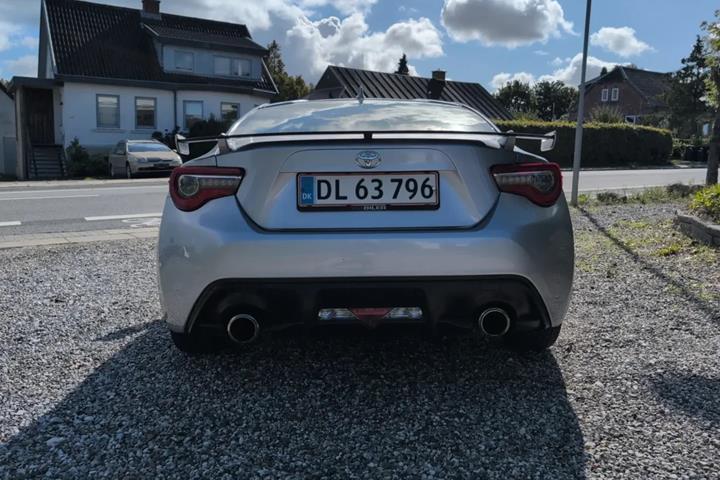 Grå Toyota GT86 fra 2018