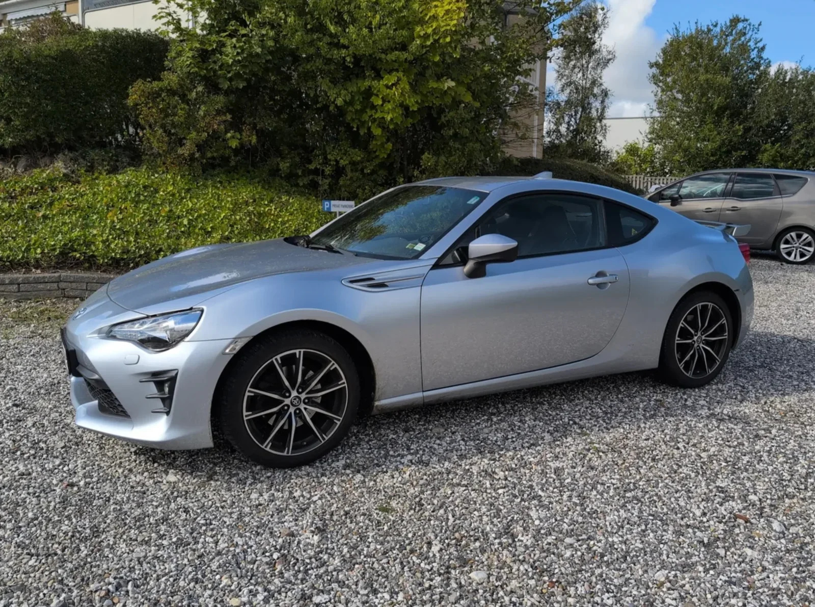 Grå Toyota GT86 fra 2018