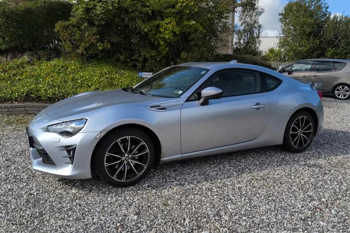 Grå Toyota GT86 fra 2018