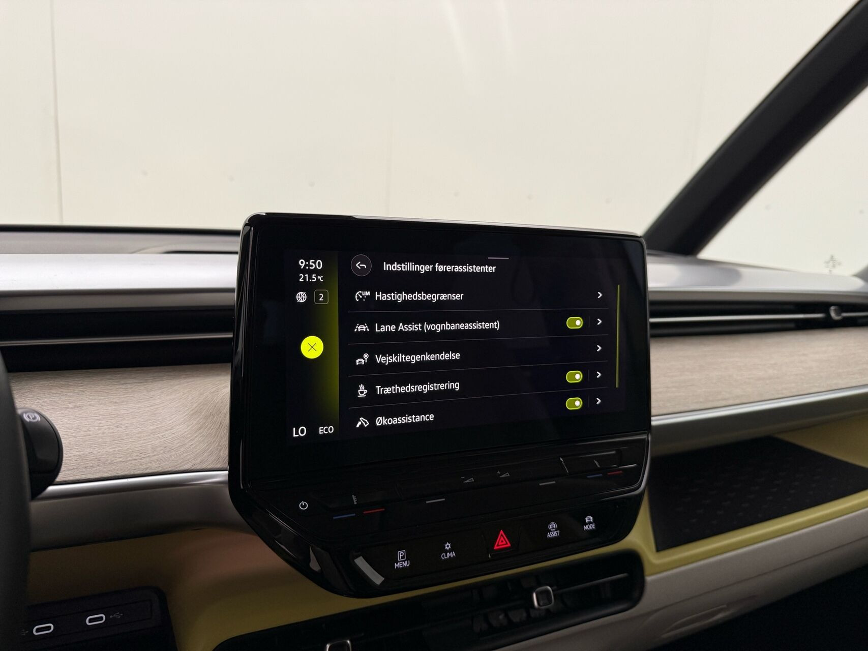 Gul VW ID.Buzz fra 2023