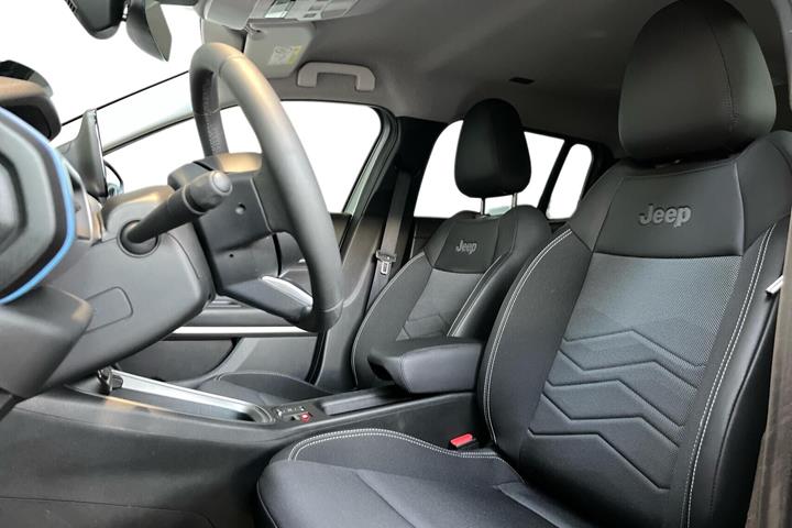 Sort Jeep Avenger fra 2025