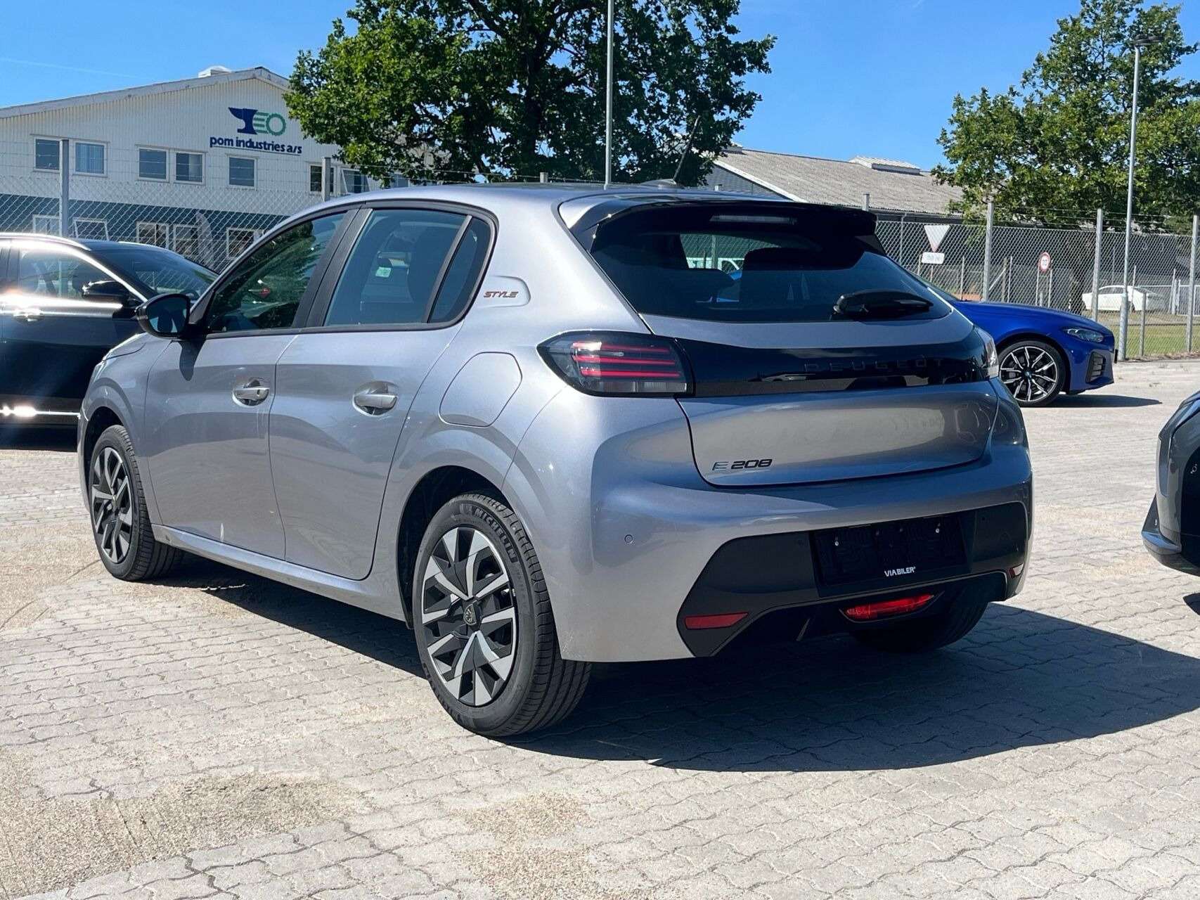 Sølv Peugeot e-208 fra 2025