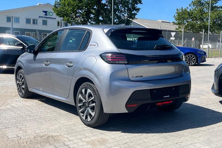 Sølv Peugeot e-208 fra 2025