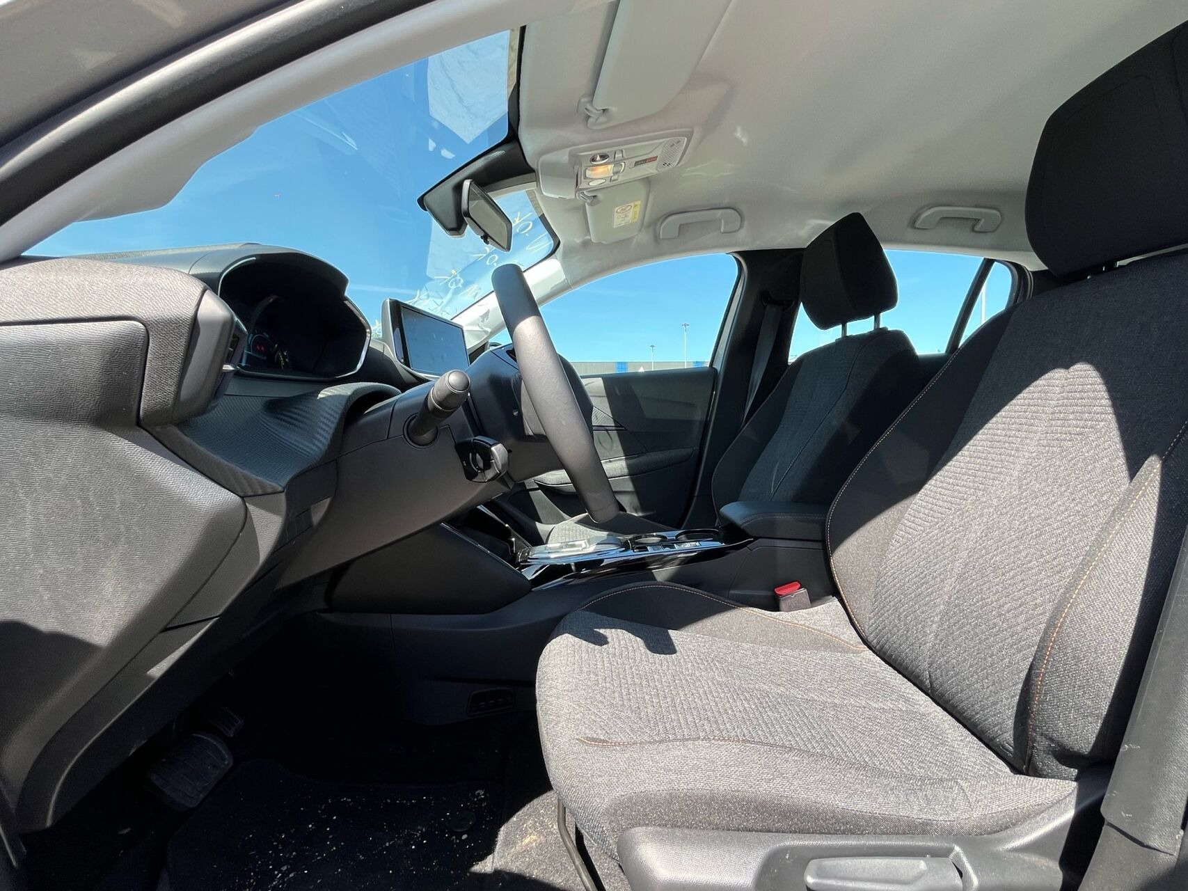 Sølv Peugeot e-208 fra 2025