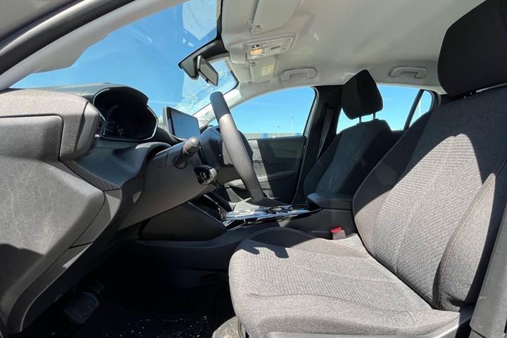 Sølv Peugeot e-208 fra 2025