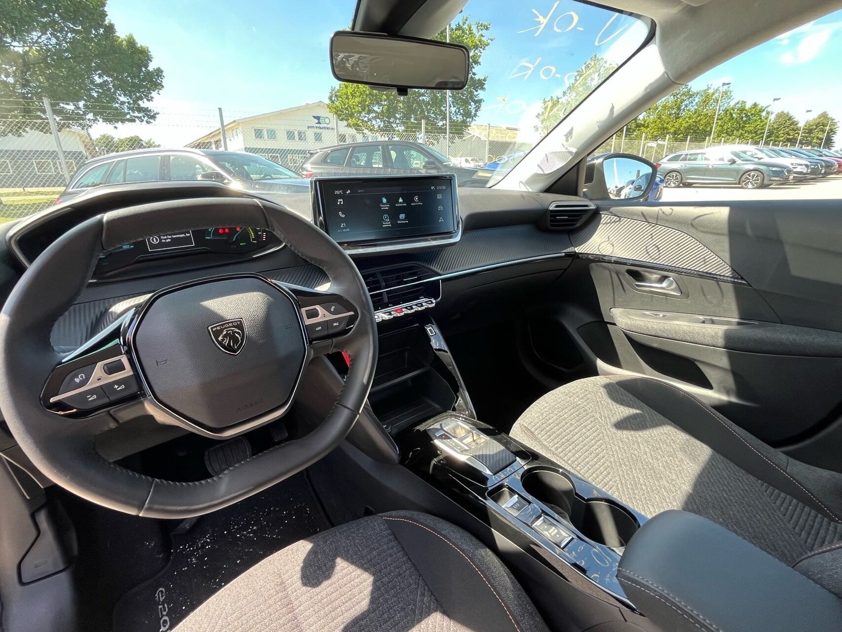 Sølv Peugeot e-208 fra 2025