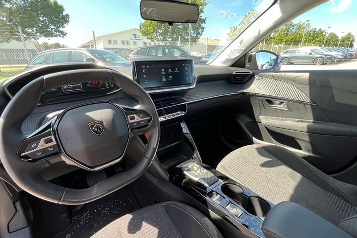 Sølv Peugeot e-208 fra 2025
