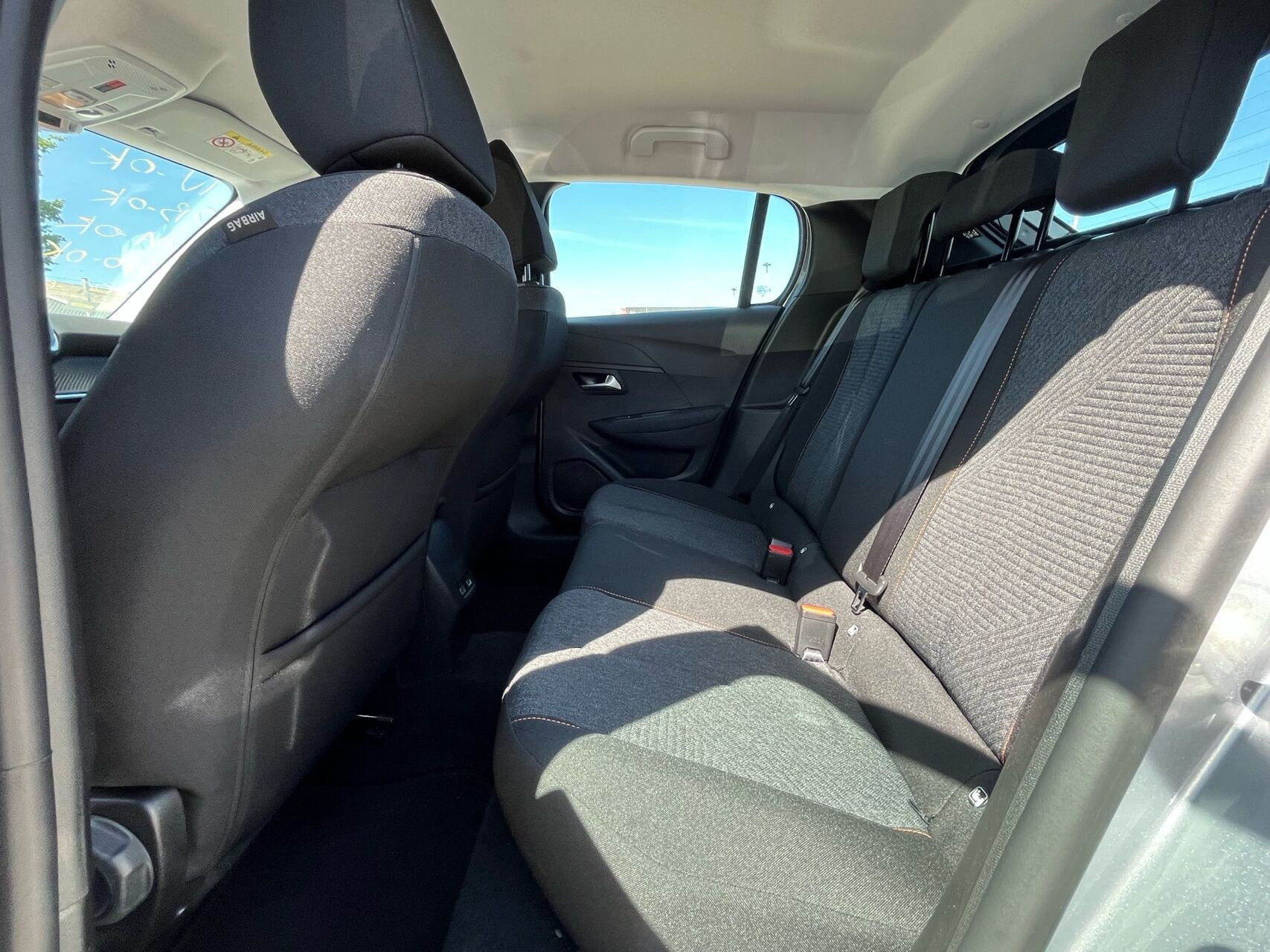 Sølv Peugeot e-208 fra 2025