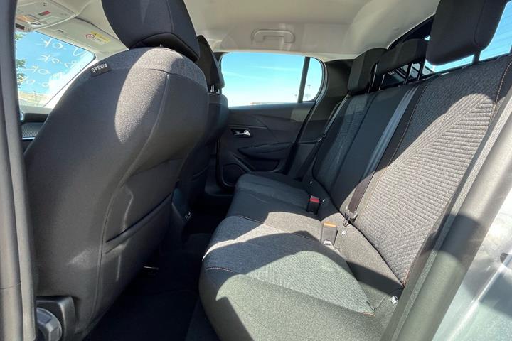 Sølv Peugeot e-208 fra 2025