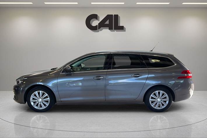 Grå Peugeot 308 fra 2020