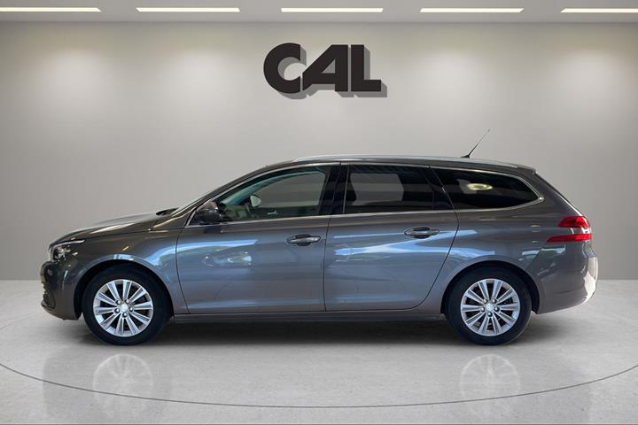 Grå Peugeot 308 fra 2020