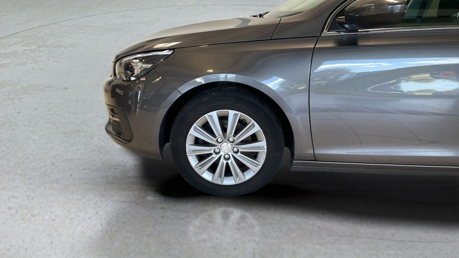 Grå Peugeot 308 fra 2020