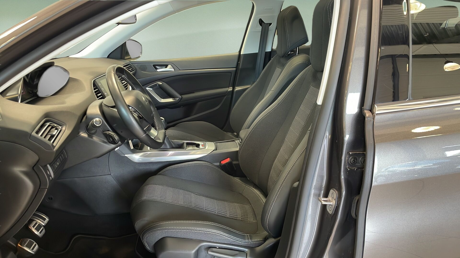 Grå Peugeot 308 fra 2020
