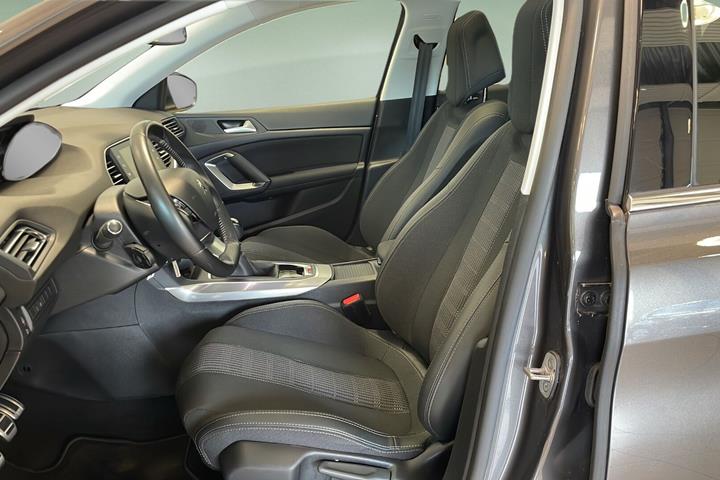 Grå Peugeot 308 fra 2020