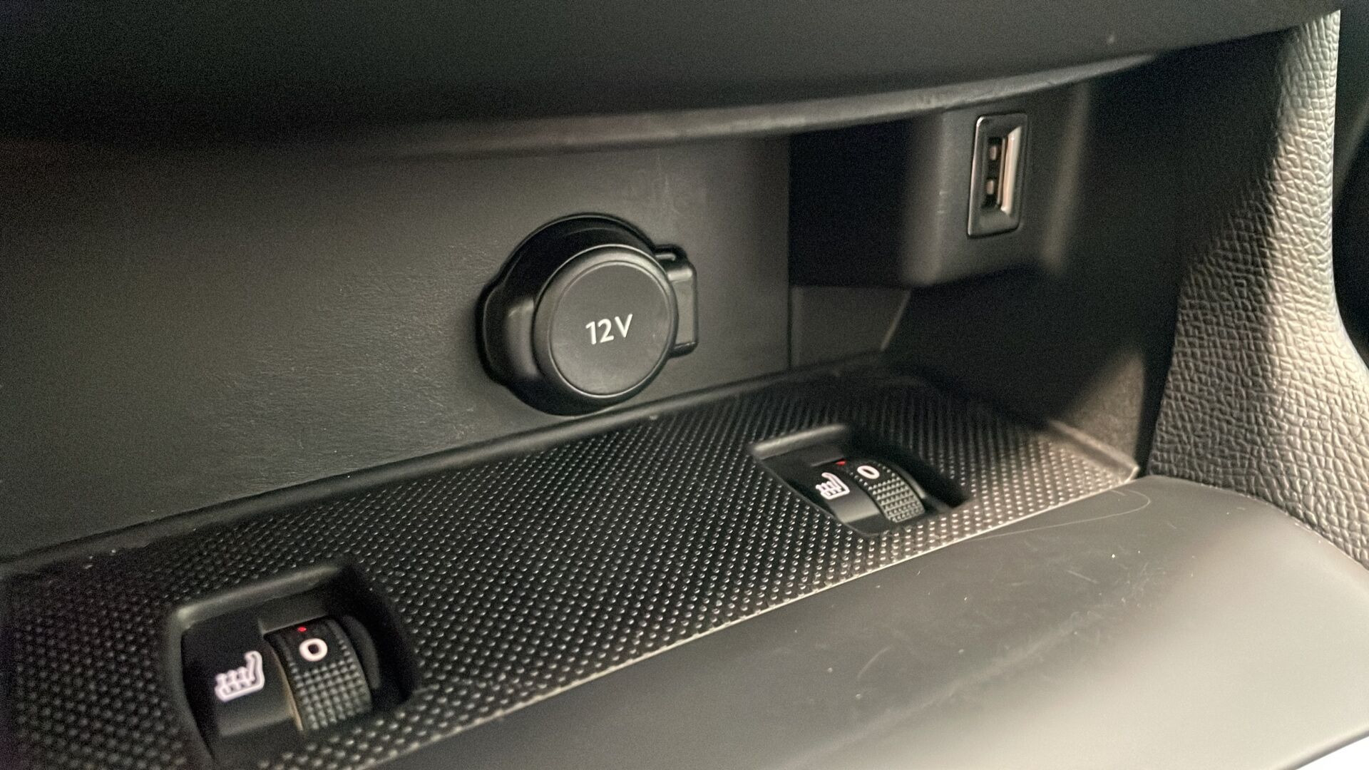 Grå Peugeot 308 fra 2020