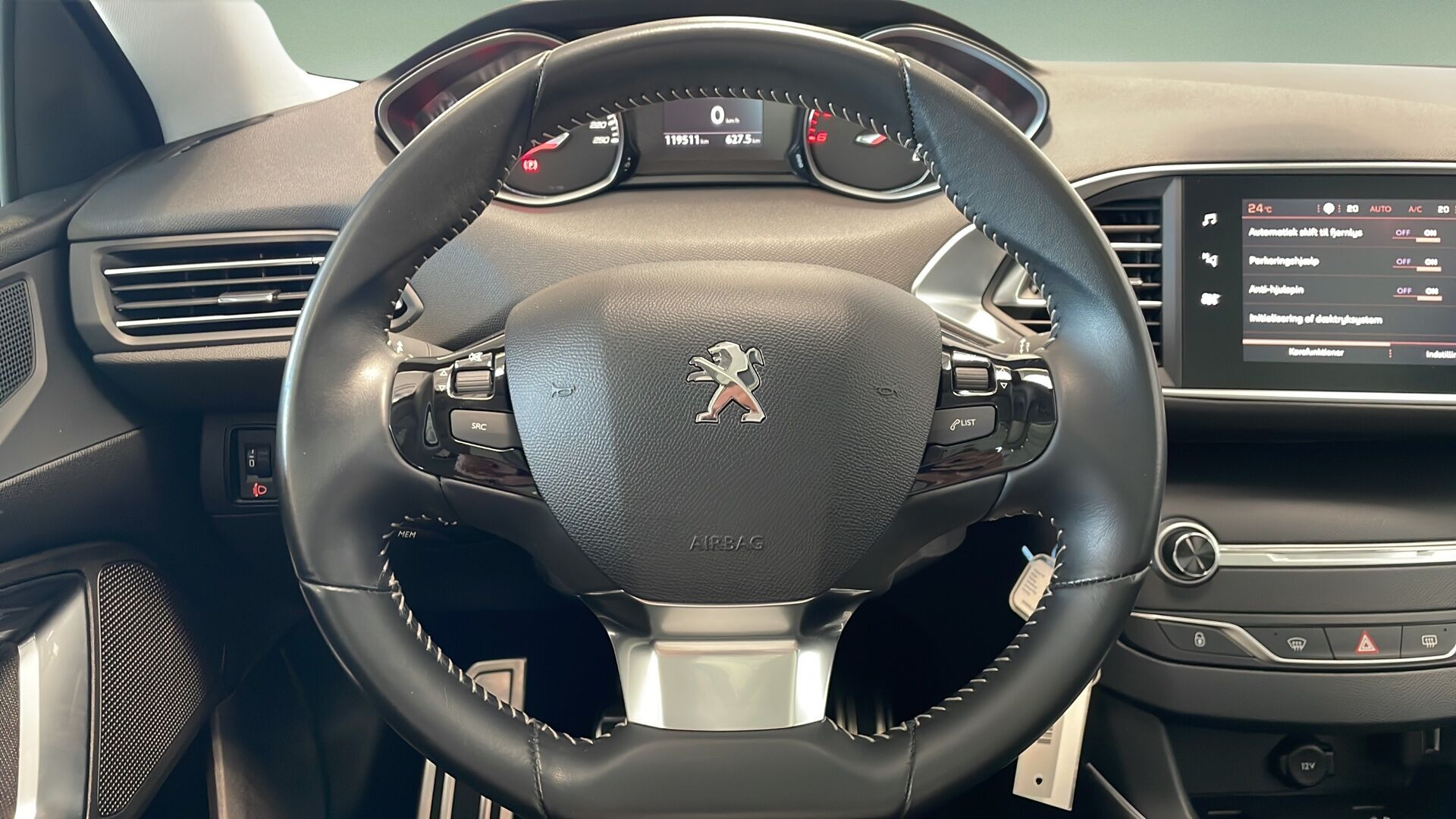 Grå Peugeot 308 fra 2020