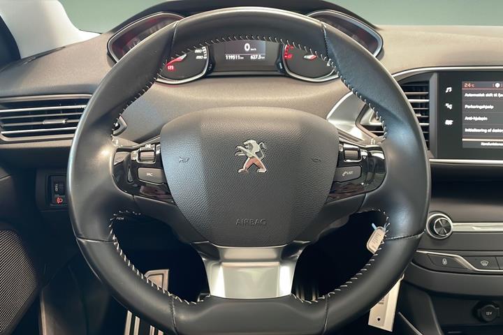 Grå Peugeot 308 fra 2020