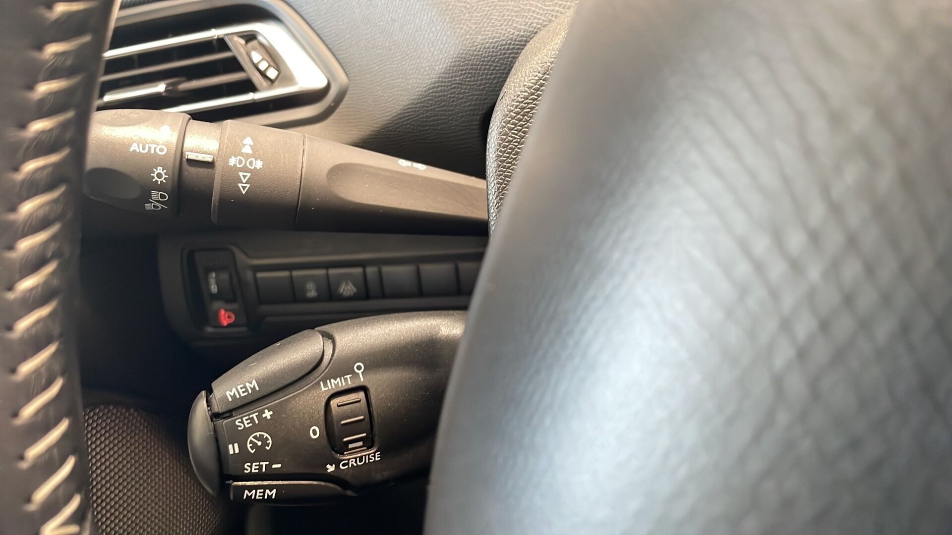 Grå Peugeot 308 fra 2020