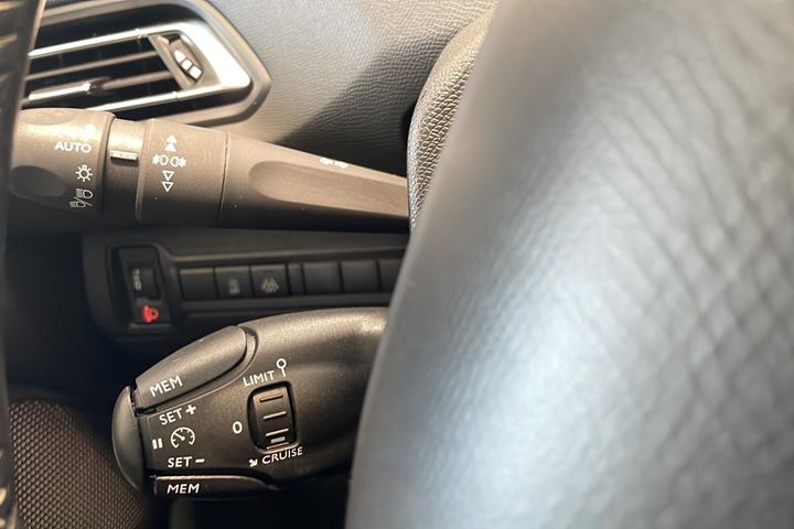 Grå Peugeot 308 fra 2020