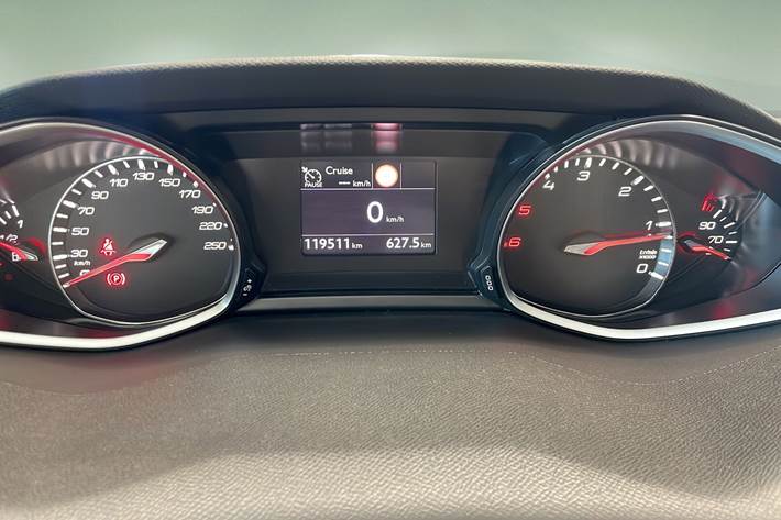 Grå Peugeot 308 fra 2020