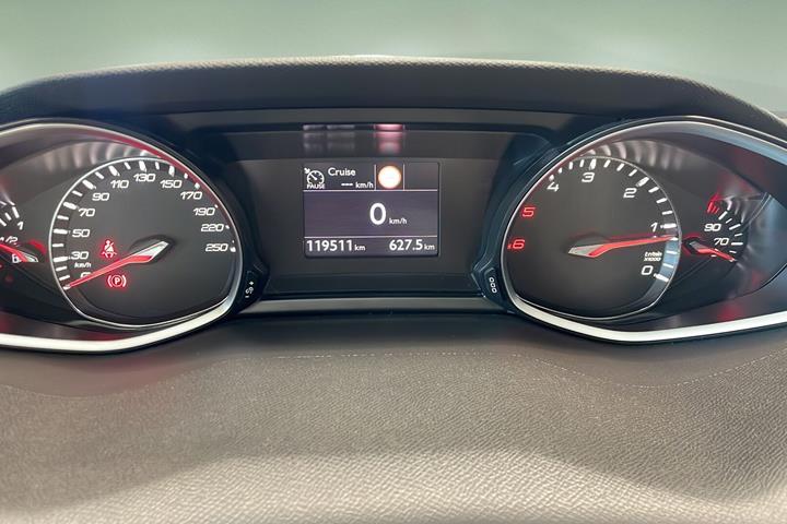 Grå Peugeot 308 fra 2020