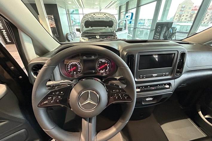 Sort Mercedes Vito fra 2024